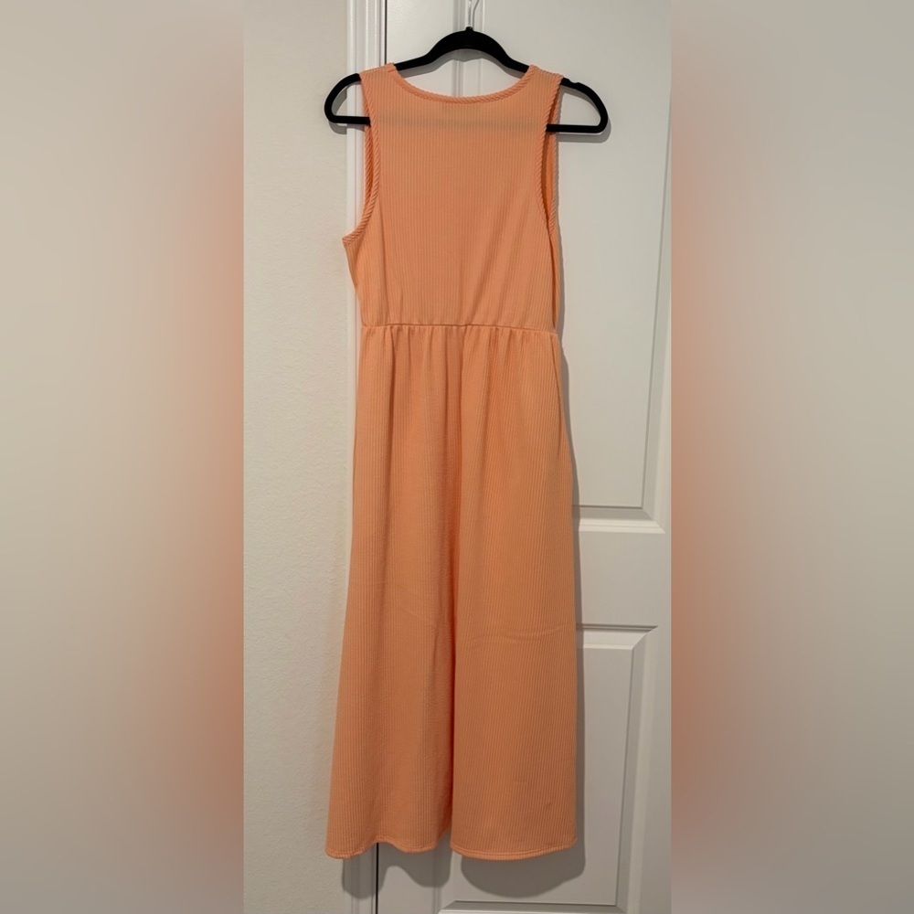Elegant Sleeveless Maxi Dress in Peach - Picture 2 of 3